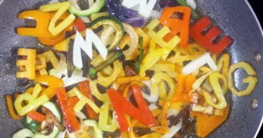 Karışık alfabesi harfleri sebze stir-frying
