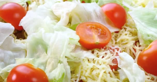 Vackra färgglada caesar sallad med dressing krutonger och parmesanost, hälsosam måltid — Stockvideo