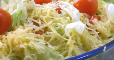 Güzel renkli Sezar salatası giyinme kruton ve parmesan peyniri, sağlıklı yemek