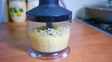 Dilimlenmiş limon ağır çekim bir blender içine döktü
