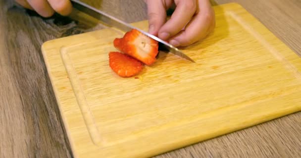 Primer plano Las manos femeninas rebanando fresas orgánicas frescas — Vídeos de Stock