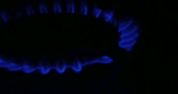 4k kachel gas gloeierig vanuit een keuken gas — Stockvideo