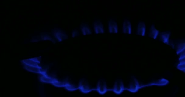 4k kachel gas gloeierig vanuit een keuken gas — Stockvideo
