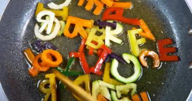 Karışık alfabesi harfleri sebze stir-frying