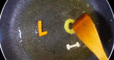 Stir-Frying karışık Alfabe harf, kelime petrol