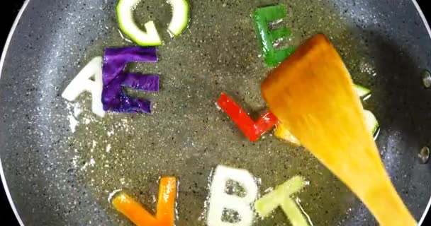 Mescolare-friggere lettere alfabeto misto, parola verdure — Video Stock