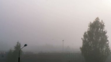 Sisli bir tren istasyonu zaman atlamalı 4k doğarken