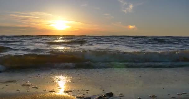 Západ slunce na Baltské pláži — Stock video