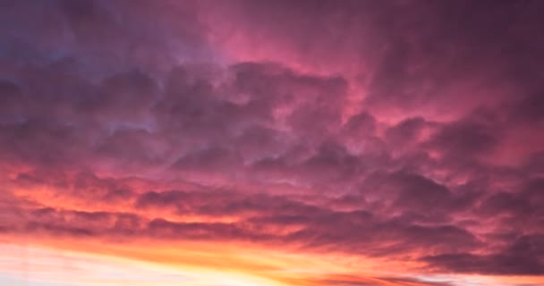 Vue temporelle du lever du soleil, nuages orageux — Video