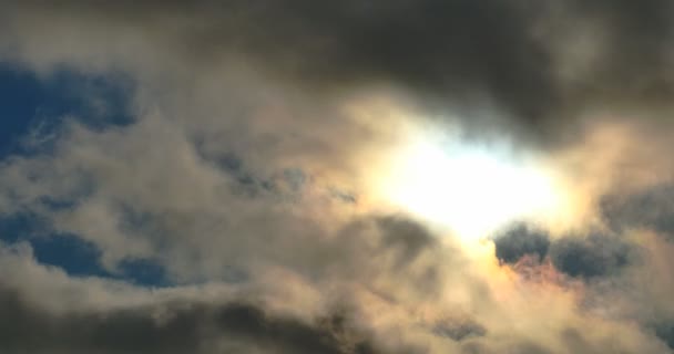 Gewitterwolken im Zeitraffer mit Sonne — Stockvideo