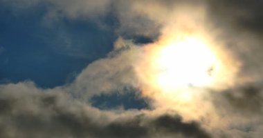 Fırtına bulutları timelapse güneş ile