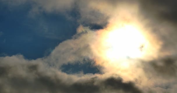 Gewitterwolken im Zeitraffer mit Sonne — Stockvideo