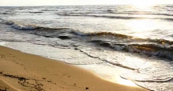 Cena de praia com raios de sol no horizonte, 4k — Vídeo de Stock