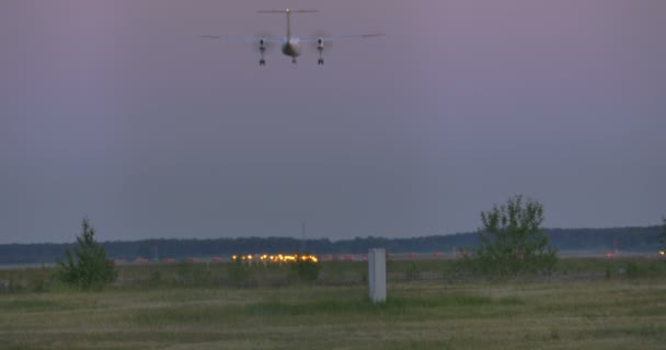 Avión de pasajeros de aterrizaje en la noche 4k — Vídeos de Stock