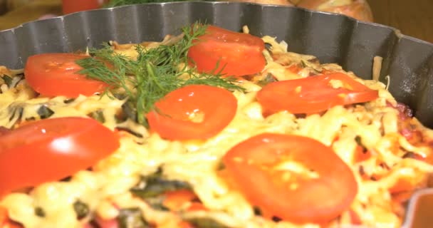 Pizza italiana con carne, tomates, eneldo y queso doble — Vídeos de Stock