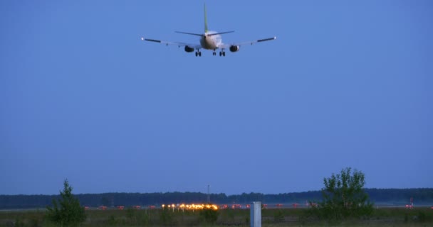 Aterragem avião de passageiros à noite 4k — Vídeo de Stock