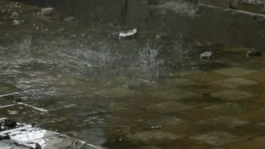 Su sızıntı yağmur gün içinde terk edilmiş fabrikası kalıntıları