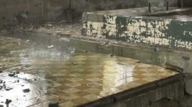 Su sızıntı yağmur gün içinde terk edilmiş fabrikası kalıntıları