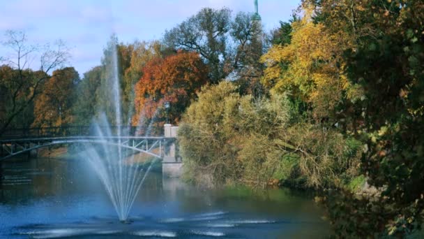 在拉脱维亚首都里加，公园喷泉中 — 图库视频影像