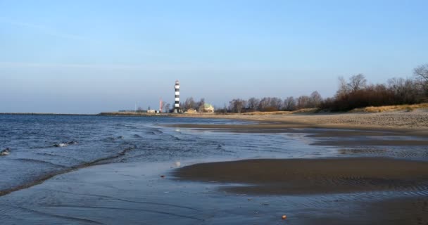발트 해의 라트비아 리가에서 모래 해변 — 비디오