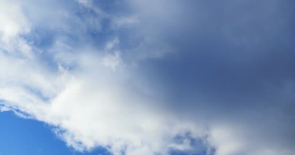 Nubes con cielo azul — Vídeos de Stock