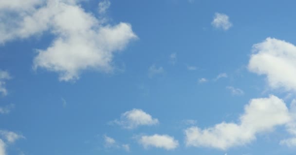 Nubes con cielo azul — Vídeos de Stock