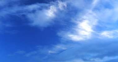 Mavi gökyüzü arka plan beyaz bulutlar 4k timelapse ile