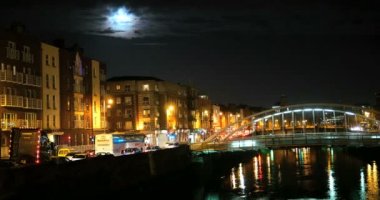 Gece görünümü ünlü Ha'Penny köprüsünün Dublin, İrlanda