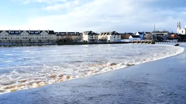 Visa på vattenkraftverk vid floden i Irland — Stockvideo