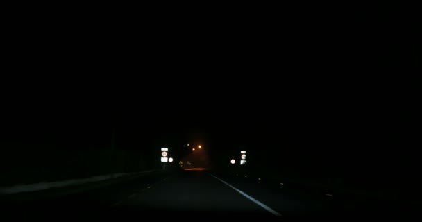 Versnelling op de snelweg maar kleine stad bij nacht — Stockvideo