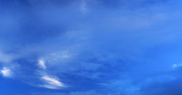 Biru langit latar belakang dengan awan putih — Stok Video