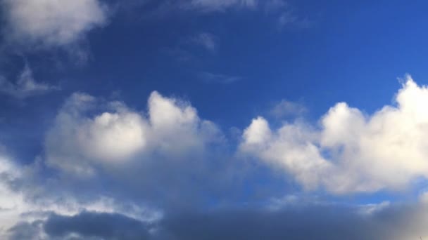 Fondo azul cielo con nubes blancas — Vídeos de Stock