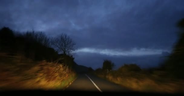 Raser rasen nachts auf Autobahn durch Kleinstadt — Stockvideo