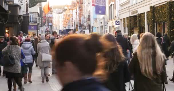 Mulțime de oameni anonimi mergând pe strada aglomerată din Dublin — Videoclip de stoc