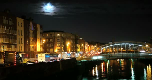 在都柏林，爱尔兰著名的 Ha'Penny 大桥的夜景 — 图库视频影像