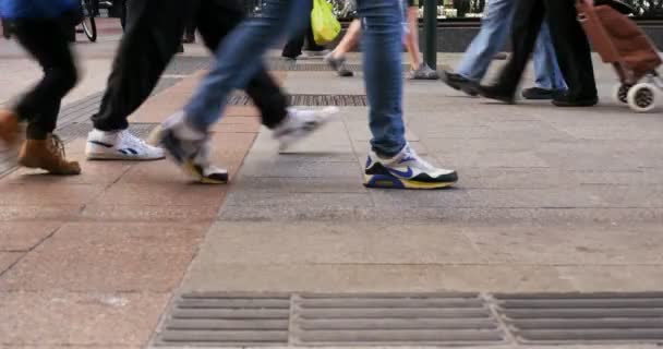 Multitud de personas anónimas caminando por la concurrida calle Dublin — Vídeos de Stock