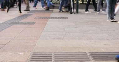 Kalabalık anonim insanların meşgul Dublin street yürüyüş