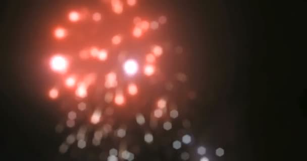 Világítás homályos tündér tűzijáték háttérrel. — Stock videók
