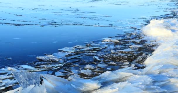 Mengambang es oleh sungai, lanskap musim dingin — Stok Video