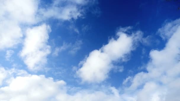 Σύννεφα με γαλάζιο ουρανό — Αρχείο Βίντεο