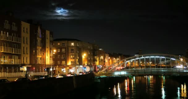 Night view of famous Ha 'Penny Bridge in Dublin, Ireland — стоковое видео