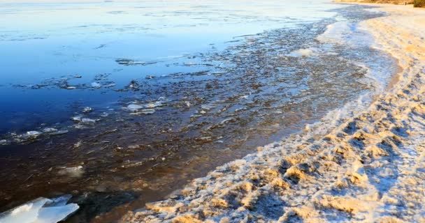 Mengambang es oleh sungai, lanskap musim dingin — Stok Video