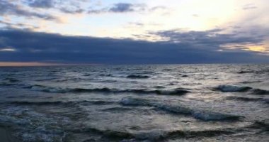 Fırtına deniz manzarası - su dalgaları beyaz köpük ile kırma