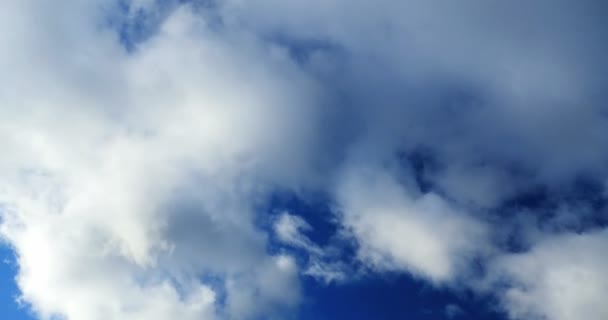 Fondo azul cielo con nubes blancas — Vídeos de Stock