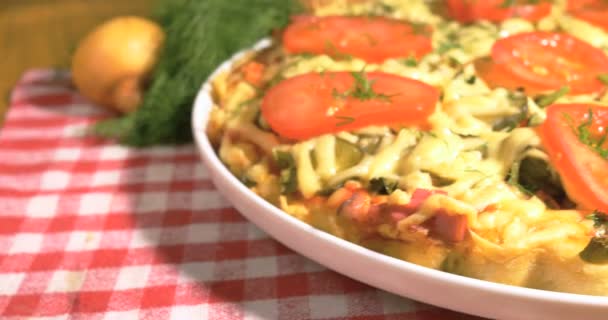 Italienische Pizza mit Fleisch, Tomaten, Dill und doppeltem Käse — Stockvideo
