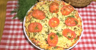 Et, domates, dereotu ve Çift Kişilik peynir ile İtalyan pizza