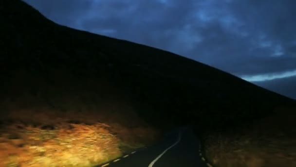 Nepřiměřená rychlost na dálnici když malé město v noci — Stock video