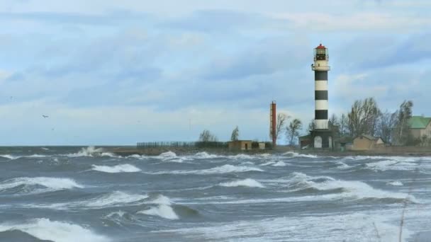 Vuurtoren zand strand in de Baltische Zee, Riga, Letland — Stockvideo