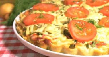 Et, domates, dereotu ve Çift Kişilik peynir ile İtalyan pizza