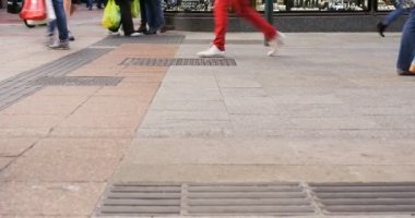 Kalabalık anonim insanların meşgul Dublin street yürüyüş